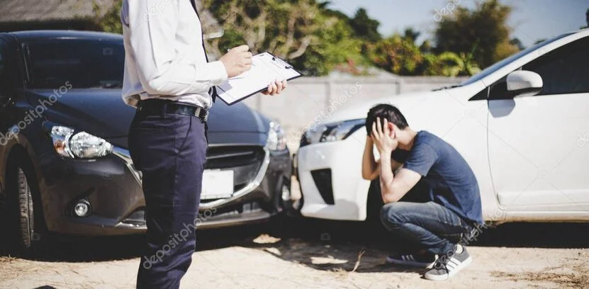 Mieter füllt ein Formular zur Schadensmeldung in der Wohnung aus