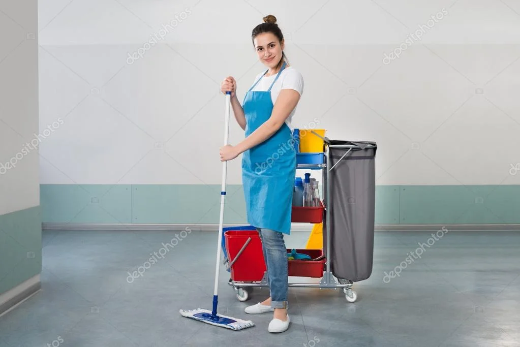 Reinigungskraft säubert einen hellen Wohnraum