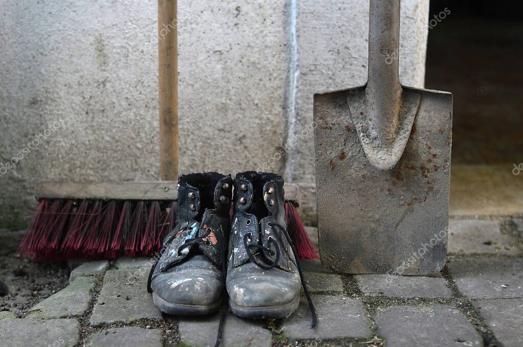 Hausmeister prüft ein Wohnhaus mit Werkzeugtasche