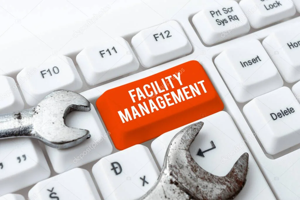 Hausmeister kontrolliert den Eingangsbereich eines Wohnhauses