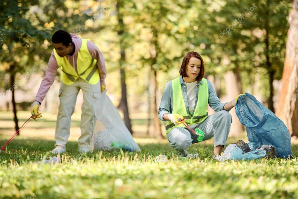 Gartenpflege auf einer gepflegten Grünfläche vor einem Haus
