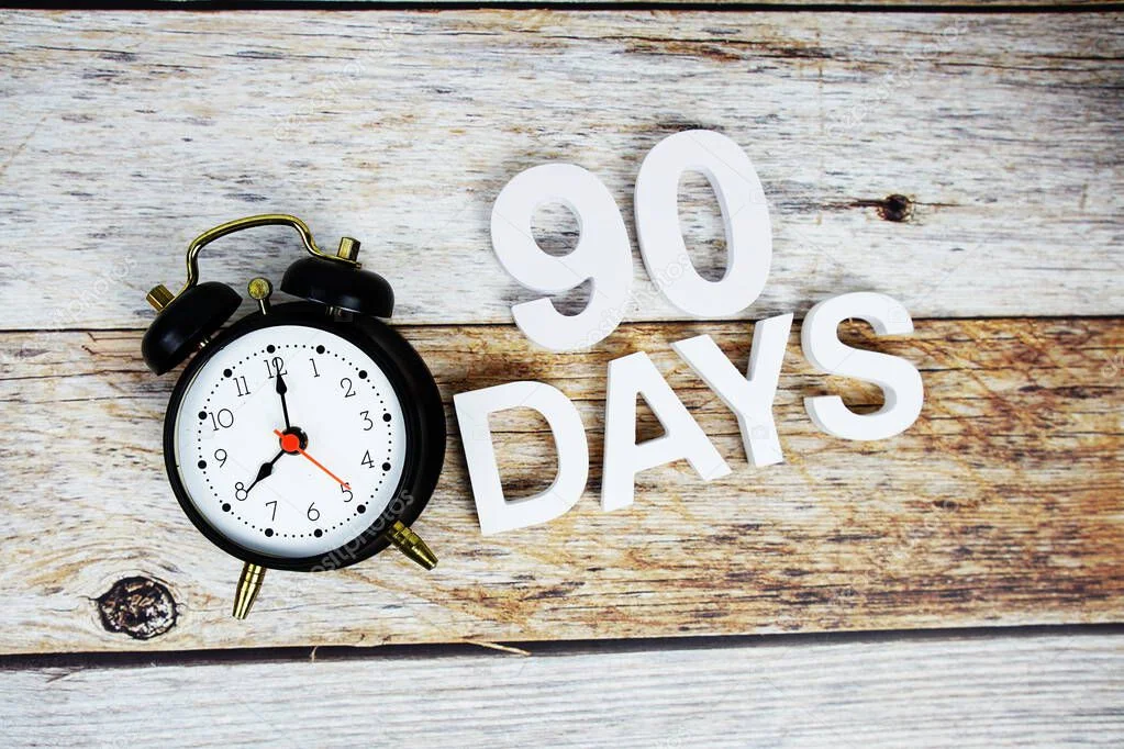 Mann mit Klemmbrett prüft einen Terminkalender